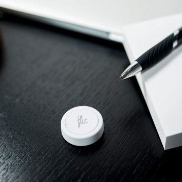 Flic 2 – 2x chytré Bluetooth tlačítko, kovový klip, nálepky