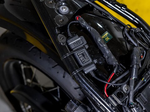 Quad Lock - Waterproof 12V To USB Smart Adaptor - vodotěsný adaptér na motorku