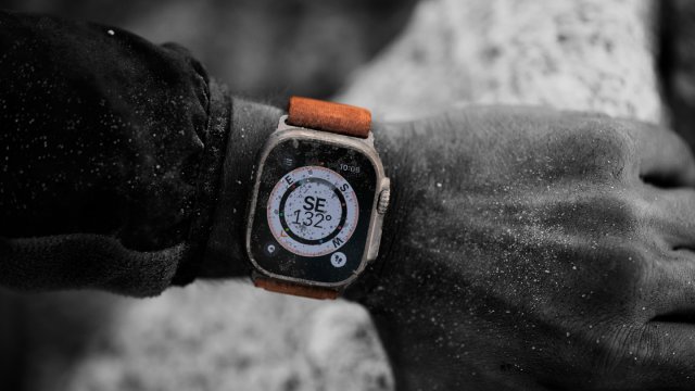 Apple Watch Ultra 49mm titanová s oranžovým alpským tahem L