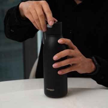 Muggo - Smart Bottle UV - chytrá láhev s UV čištěním vody, 500ml, černá